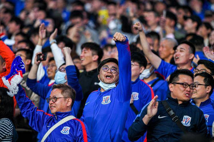 C罗重伤倒地，申花全队围拢祈祷，场面感人