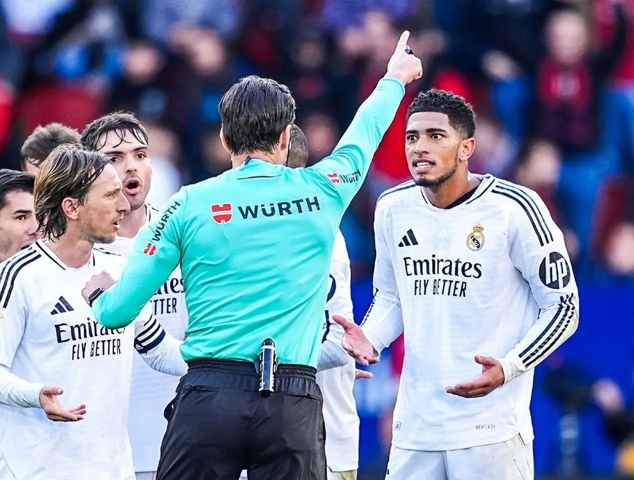 贝林厄姆与阿贾克斯激战正酣，补时阶段一粒世界波决定胜负！的简单介绍